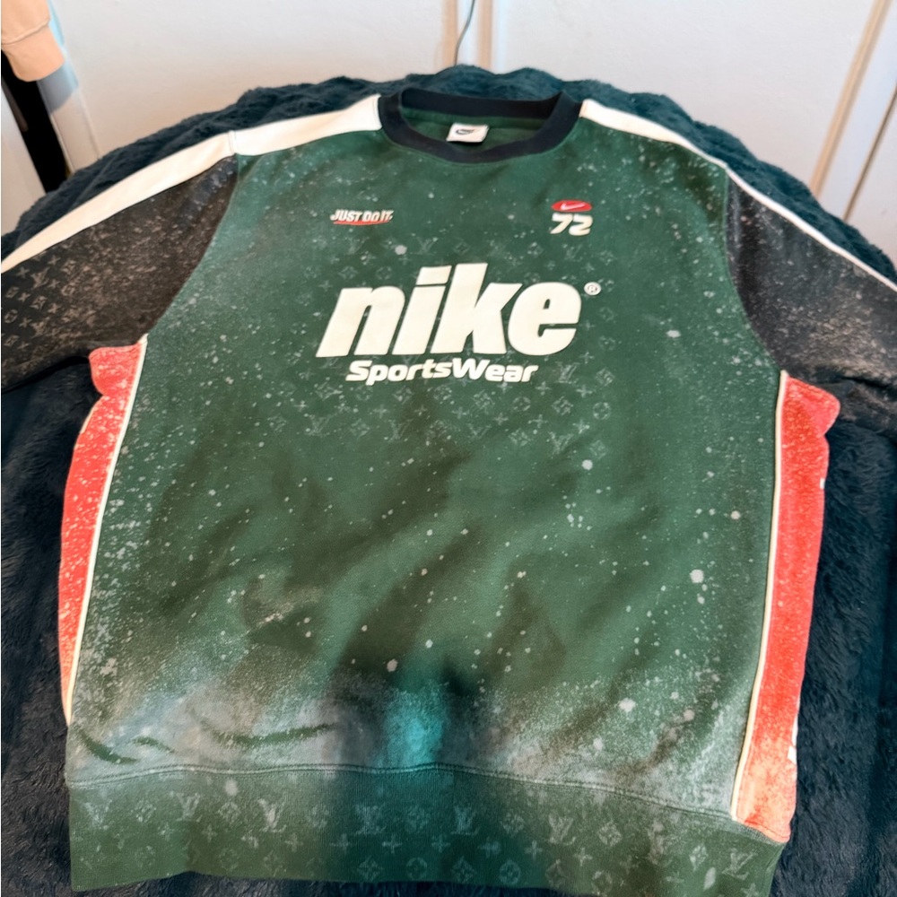Nike Men's Green and Red Crewneck Sweater